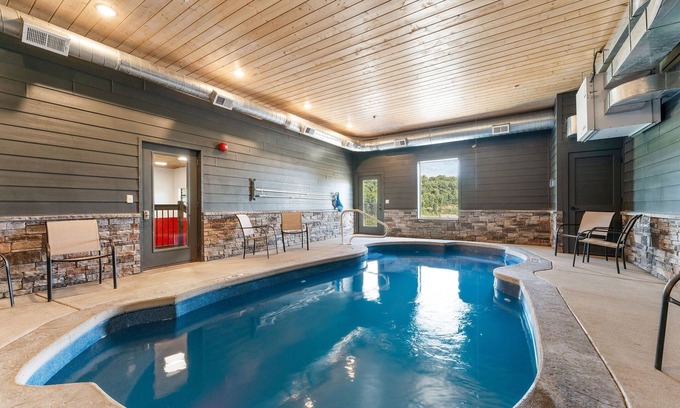 Branson House | Private Indoor Pool-Basketball Court-Free Tickets-Hot Tub-Games-Sleeps 52-Staycation w Lake Views