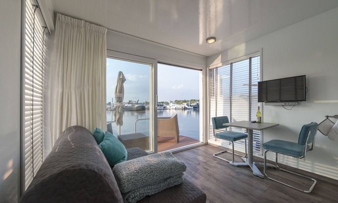 Heugum Boat Rental | Private island: enjoy Burgundian Maastricht and the peace on the water