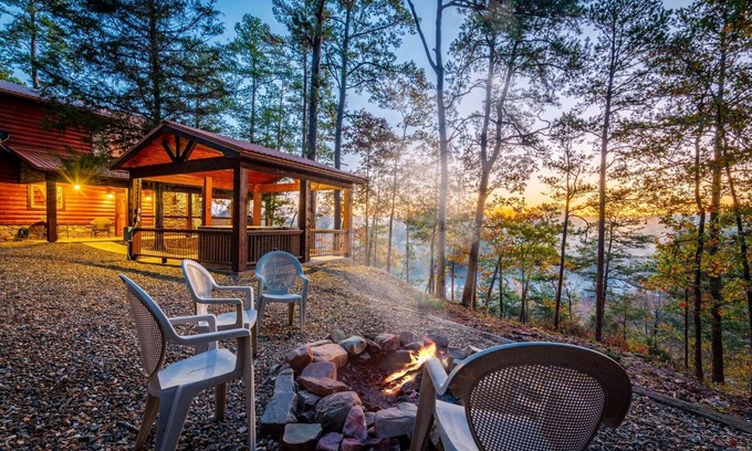 Octavia Cabin | *Private Island*w/free kayaks, hot tub and VIEWS!