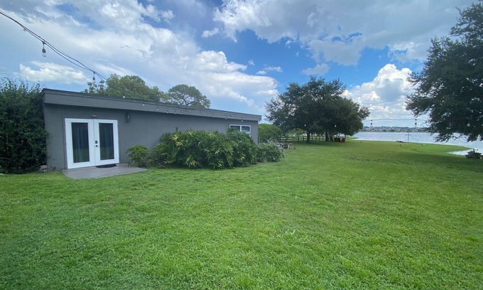 Clermont Cottage | Private Lakefront Cottage – Bright, Peaceful, and Perfect for a Relaxing Escape.