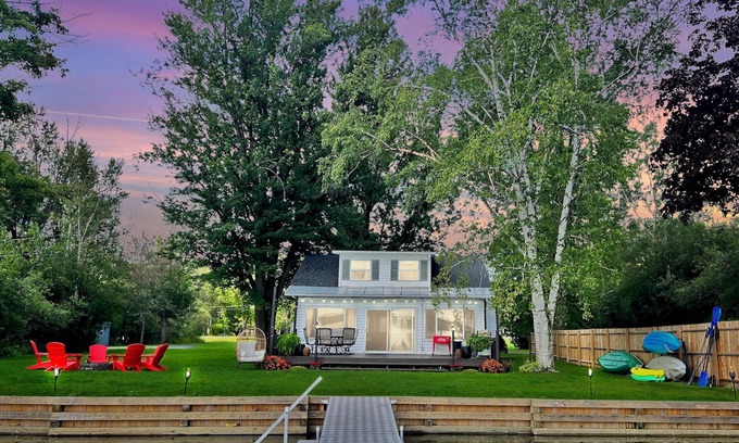 Auburn Cottage | Private Lakefront Rare 2+ Acre Lot Sleeps 8