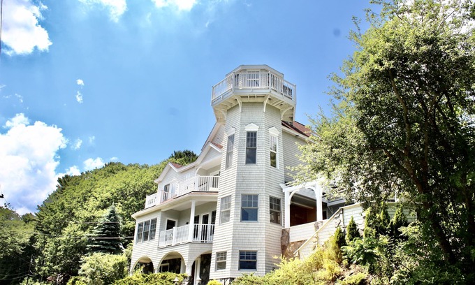 Kittery Point House | Private Lighthouse at Waterfront Chauncey Creek