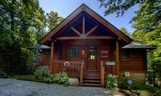 Sevierville Cabin | PRIVATE LOG CABIN on 8 secluded acres with easy access to it ALL 2 King Suites