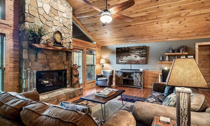 Sevierville Cabin | Private Luxury Cabin 4BD/4BA, Games, Firepit, HotTub, WOW Views, 5min to Parkway