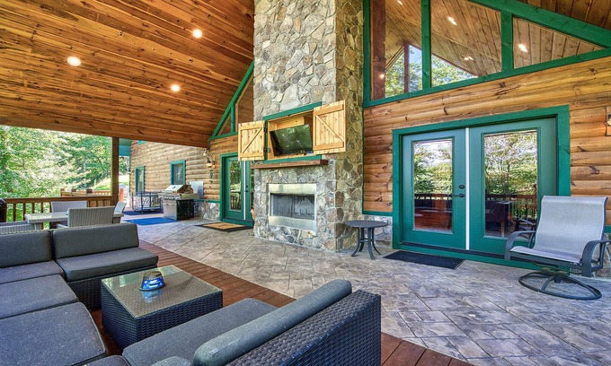 Cherokee Cabin | Private Luxury Cabin, Hot Tub, Fireplaces, Perfect for a large family!