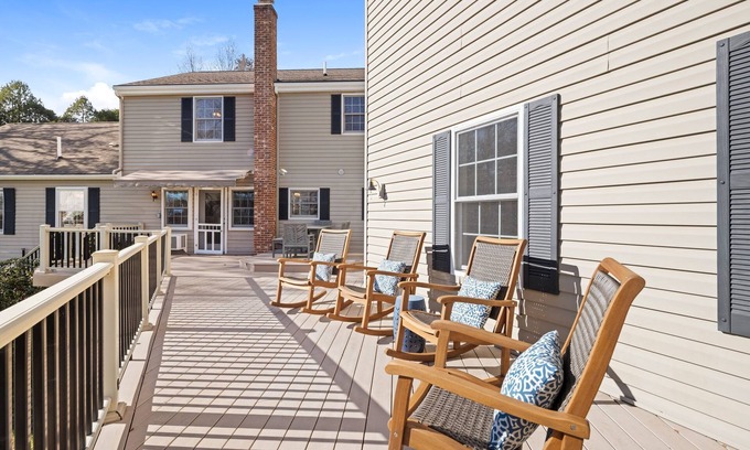 West Mystic House | Private Luxury Retreat <1 Mile to Downtown - Near Seaport & Aquarium - 5000sqft