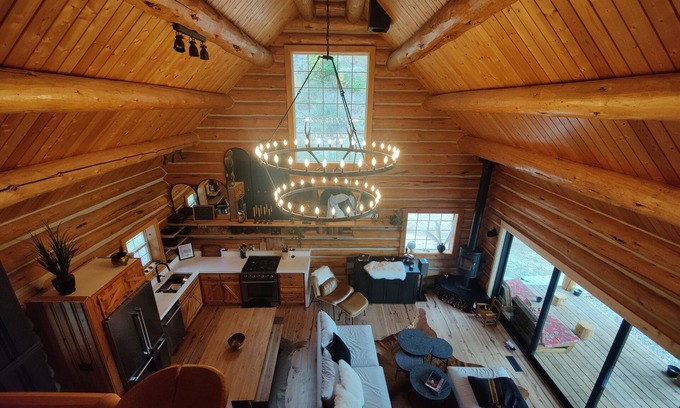 Cle Elum Cabin | Private Luxury River Front Log Cabin in Cle Elum: Hot Tub, Mountain Views, 9 Acres