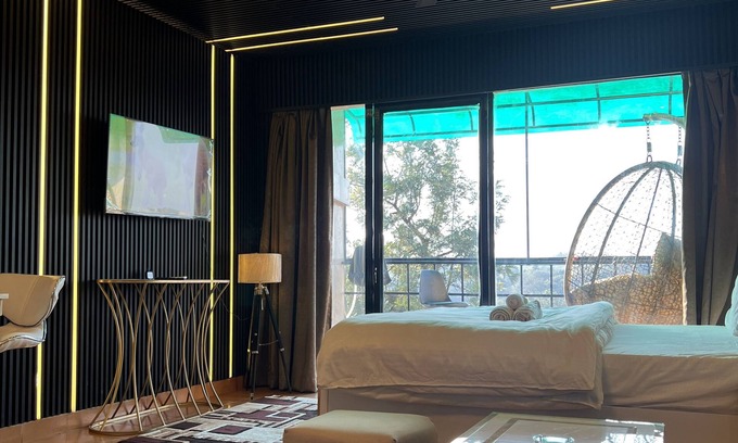 New Delhi Apartment | Private Luxury Suite Lake View