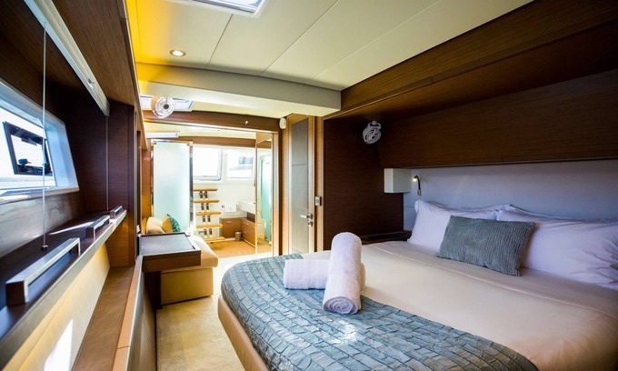 Flag Hill Boat Rental | Private Luxury Yacht with Captain & Chef - All-inclusive for up to 10 guests