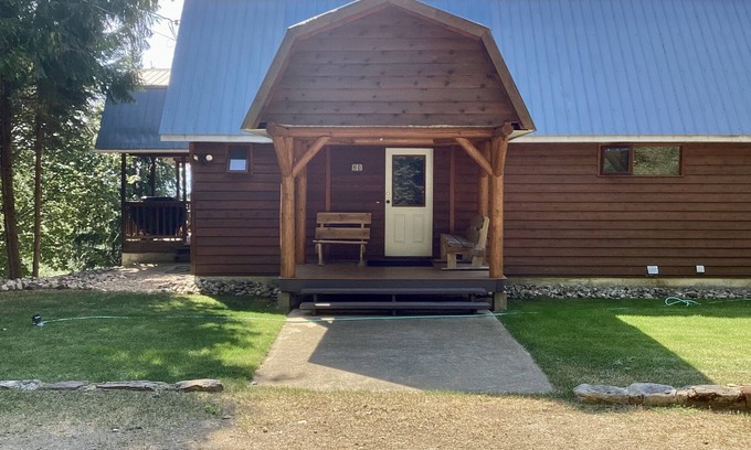 Ashton Creek House | Private Mabel Lake Cottage! Lake activities, golf, hiking, pickleball and more!