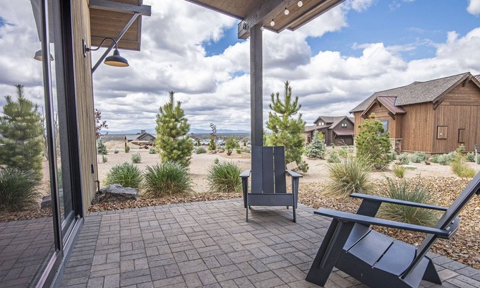 Powell Butte House | Private Modern Cabin Walking Distance to Resort and Amenities (New Construction)
