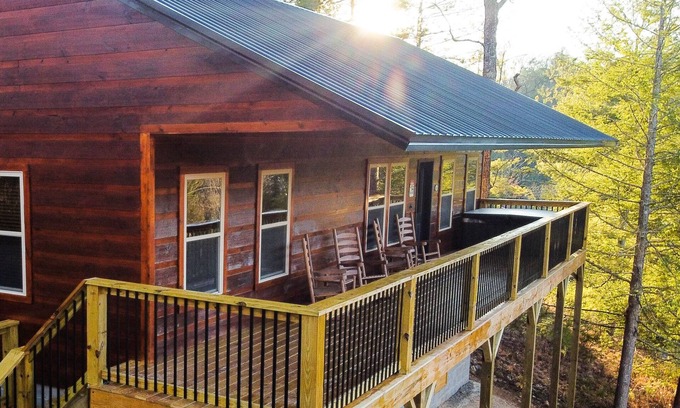 Gatlinburg - Pigeon Forge Cabin | Private Mountain Cabin with Quiet Landscape and Beautiful Views
