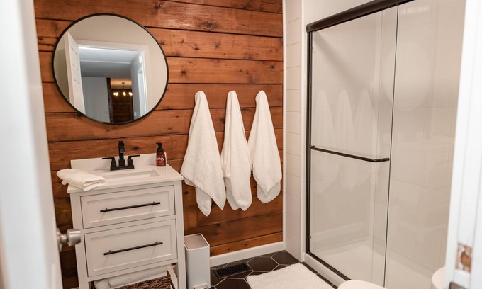 Archbold Cabin | Private newly remodeled cabin on 10 acres next to the tiffin river