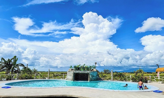 San Fernando Villa | PRIVATE OASIS RESORT: 5BR,3TB, Pool, Videoke,Wifi, Bbq,Venue Hall, Near NagaCity