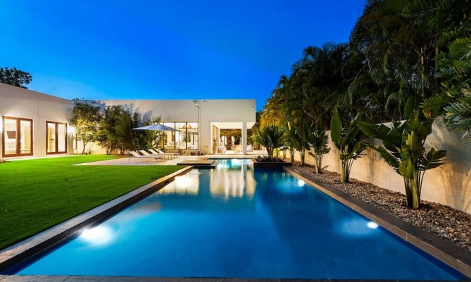Bayside Historic District Villa | Private Oasis with Pool sleeps 12, Brand new !