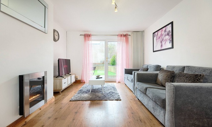 Sketty House | Private Parking, Garden, Close to Beach!