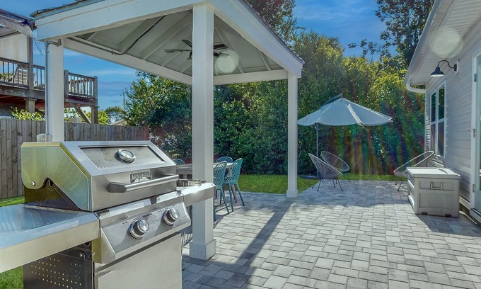 Riviera Beach House | Private Patio | Minutes to Beach! | FLPCB88