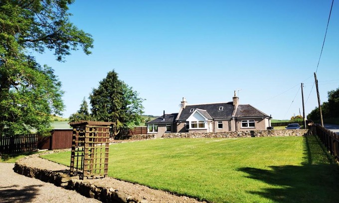 Alford House | Private peacefull pet friendly converted country cottage