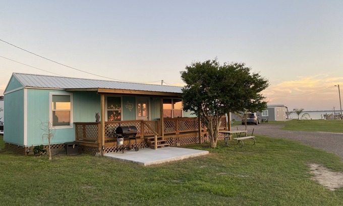 Lamar Resort | PRIVATE PIER "REDFISH LODGE" on Copano Bay