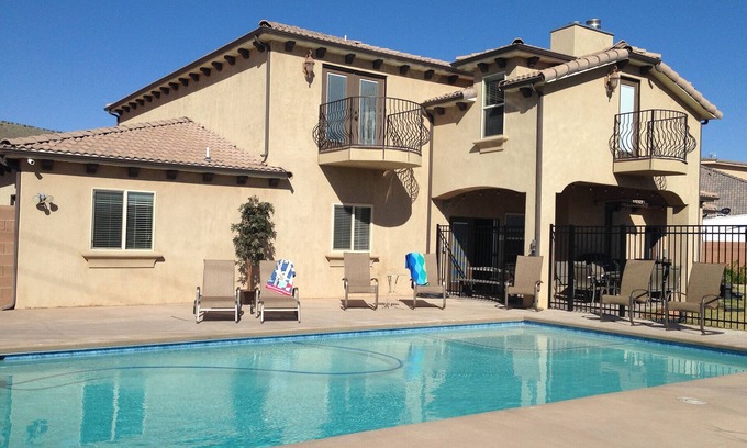 Hurricane House | PRIVATE POOL 34'x18', 25 Minutes to Zion, Playset for Kids, 7 bdrm, sleeps 32