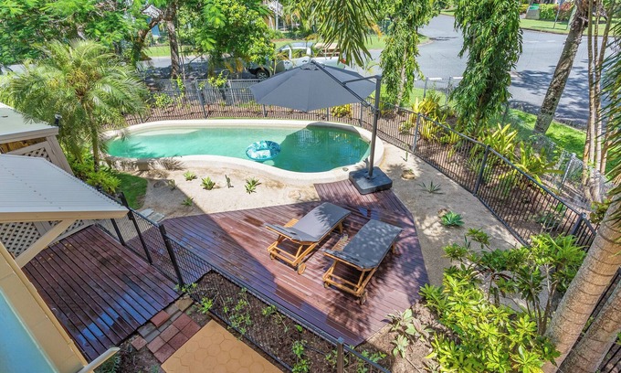 Holloways Beach Villa | Private Pool - Beach Townhouse