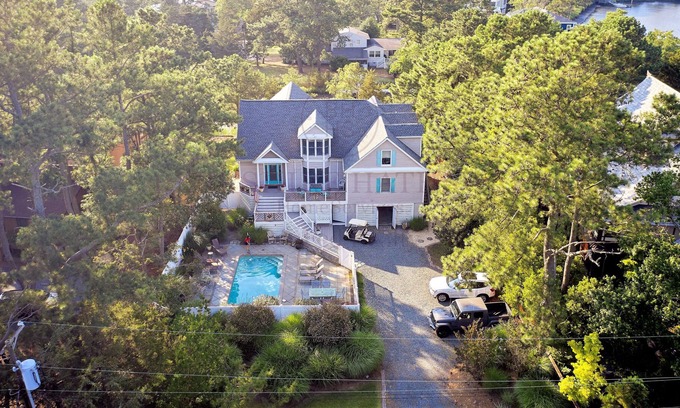 North Shores House | Private Pool & Beach, Dock, Tennis & Sleeps 15! 17 Harbor Rd, North Shores