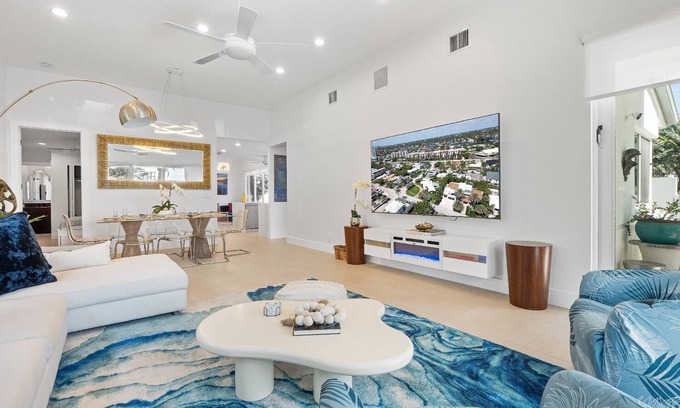 Dolphin Isles House | Private Pool | Kayaks | Games | Las Olas Fun Modern Beachfront Luxury 30 Seconds to Beach Sea La Vi