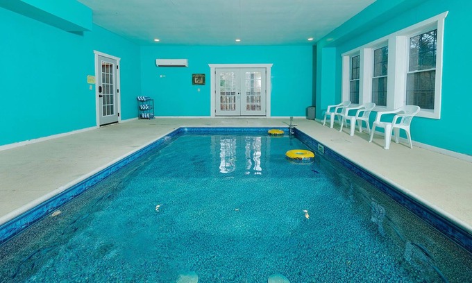 Gatlinburg - Pigeon Forge Cabin | Private Pool, Theater Room, Games + More! - Big Bear Plunge
