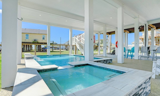 Port Bolivar House | PRIVATE POOL & HOT TUB! Sleeps 22 w/3 King Master Suites & 8 Queen beds!