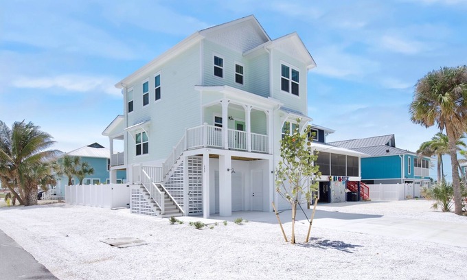 Mid Island House | 🌊Private Pool, Fenced Yard-Beach Views-Easy & Lazy Retreat🌊