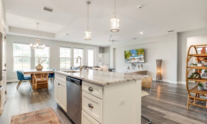 The Pines House | Private POOL! Brand new home, 4 minutes to beach!