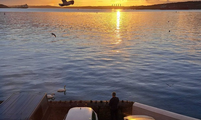 Milford Haven House | Private quay, balcony, amazing sea views, free parking, Old Castle Pembrokeshire
