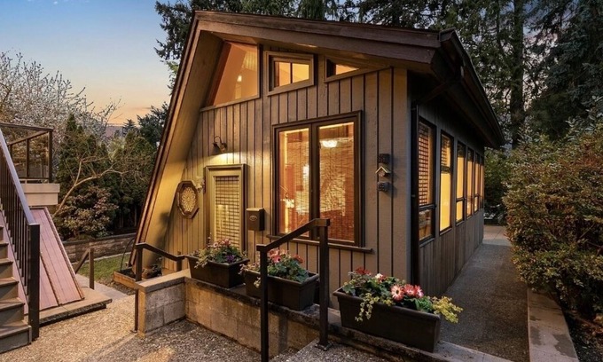 Lawton Park Cottage | Private Quiet Peaceful Cottage in the Garden