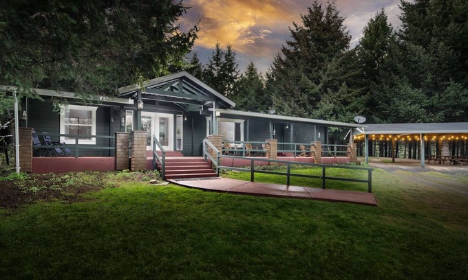 Yamhill House | Private Ranch on 80 Forested Acres, *Pet Friendly* Pool Table, Fire-pit, Starlink Internet 100+ Mbps