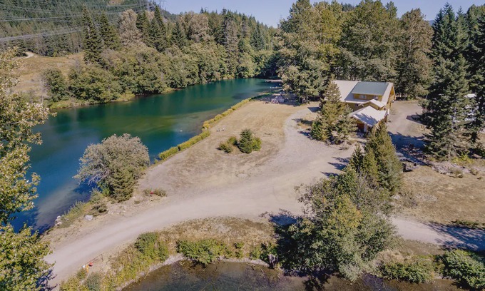 Easton Resort | Private Retreat lodge, 6 cabins, RV Park, Tents sites on 54 acres with 4 lakes