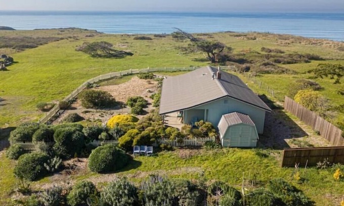 Manchester House | Private retreat on Mendocino oceanfront property near Point Arena and Elk.