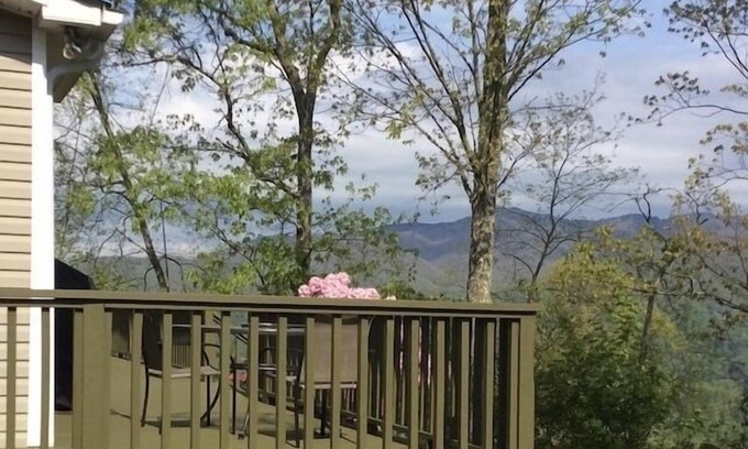 Balsam Cottage | Private Retreat with Gorgeous Mountain Views
