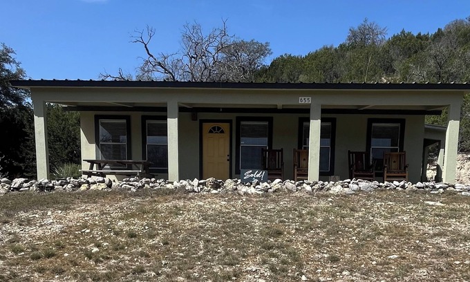Leakey House | Private river access! Quiet, nPeaceful.sleeps 6. amazing views.