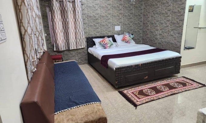Mount Abu Apartment | Private Room 1 - Paddy's Luxurious Home Stay