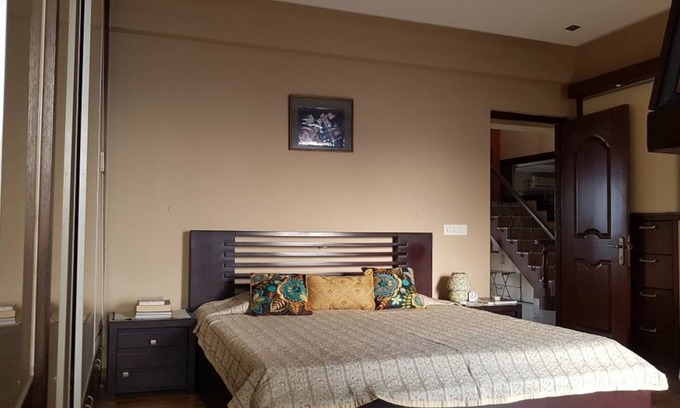 DLF Phase 5 Resort | Private room ∙ 2 guests
