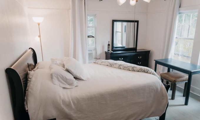 Freetown - Port Rico Apartment | Private Room - Downtown 1BR 1Bath