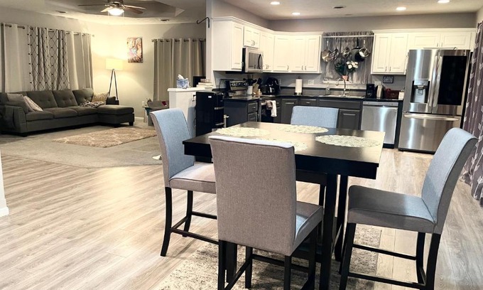 Manhattan House | Private Room in a Shared Home, Free Parking, Near Stadium & Campus