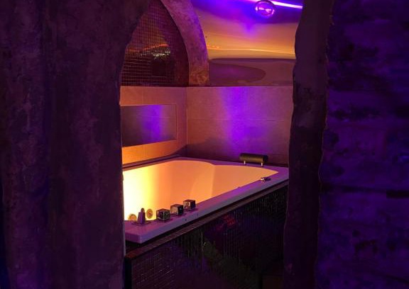 Historic Center Apartment | Private Room & Spa avec jacuzzi privatif