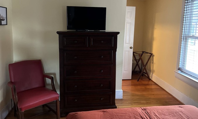 Berkeley Springs Apartment | Private room with walking distance to town square, shopping, dining shows & more