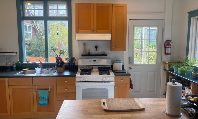 Kitsilano House | Private rooms in a heritage house on Kitsilano, Vancouver BC. 25-158782