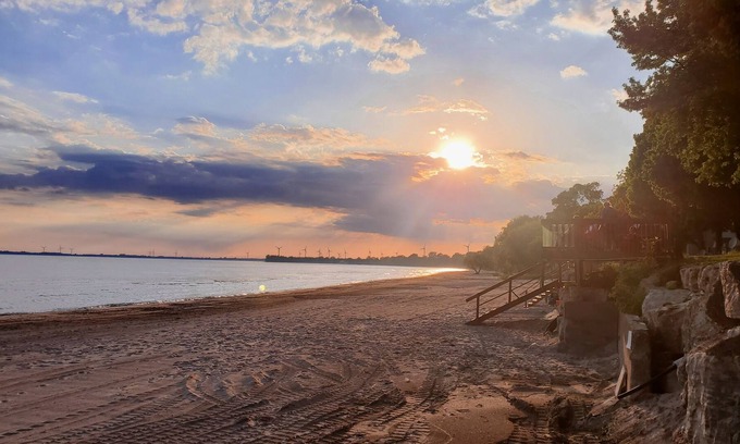 Wainfleet Cottage | Private sand beach. Lakefront. Spacious LongBeachCottages.com – Cottage #5