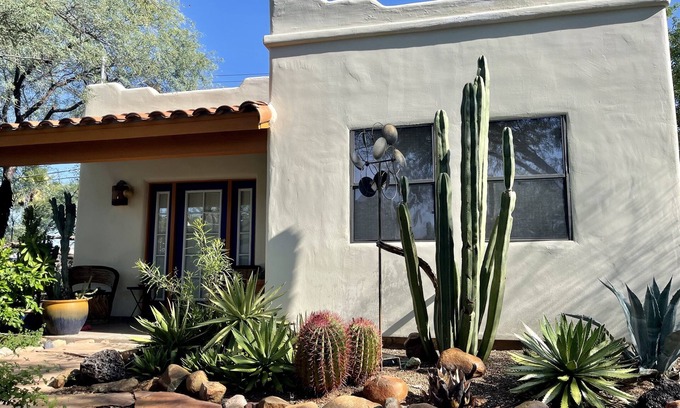Peter Howell House | Private Southwestern Style Casita with Lush & Fully fenced Lush Yard*