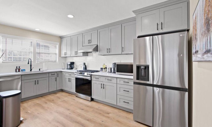 Valle Lindo House | Private, Spacious Home minutes away from Ontario Airport with Parking