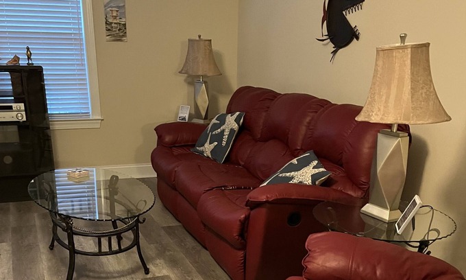 Tranquil Harbour Apartment | Private Spacious NE side 1 Bedroom Apartment-0.5 Mile Walk To Beach;
