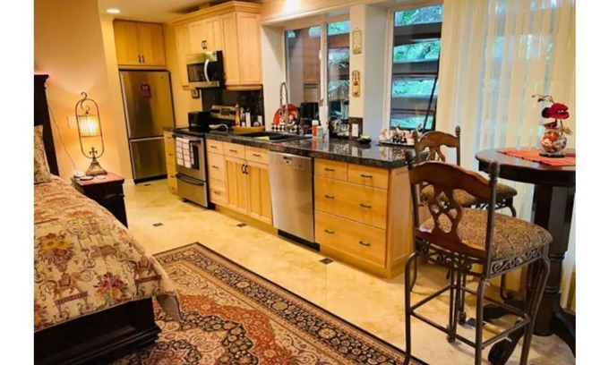 Mercer Island Apartment | Private studio, gated house, Seattle-Bellevue.